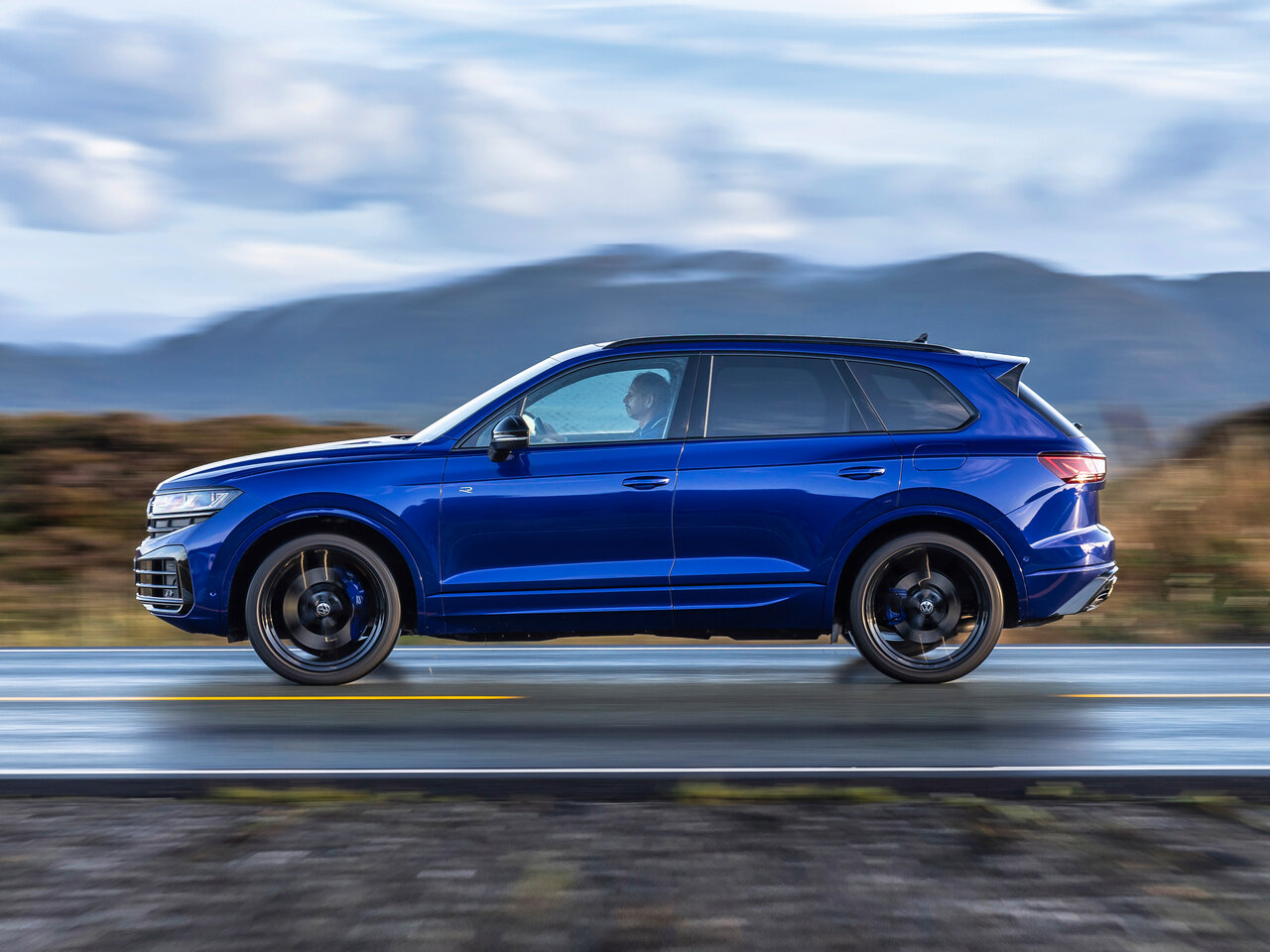 Сравнение Volkswagen Tiguan X и Volkswagen Touareg R по характеристикам ...