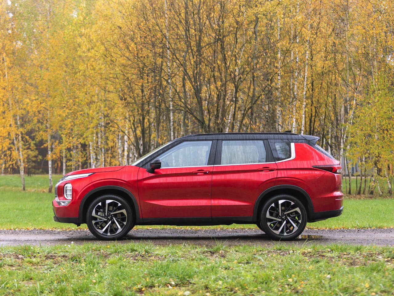 Сравнение BMW X3 M50i и Mitsubishi Outlander по характеристикам ...