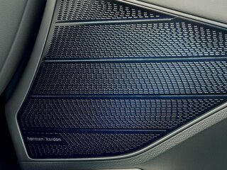 Аудиосистема премиум-класса HARMAN KARDON: 12 динамиков, включая сабвуфер, внешний усилитель