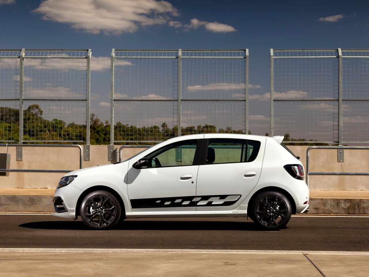 Сравнение Baojun 510 и Renault Sandero RS по характеристикам, стоимости ...