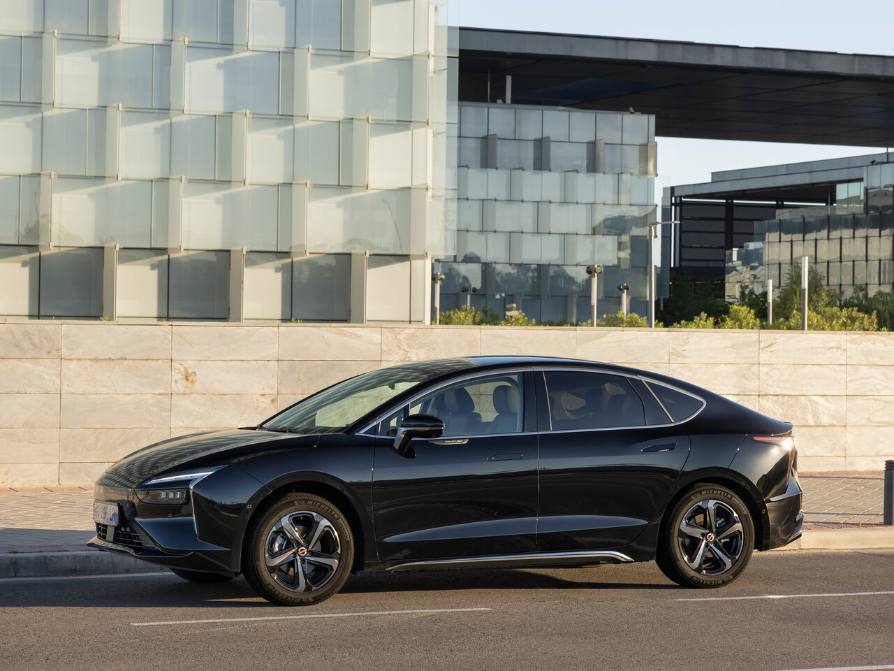 Сравнение Mercedes-Benz E-Класс 180 и Mobilize Limo по характеристикам ...