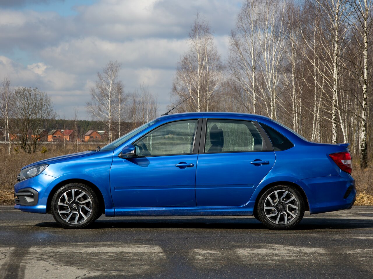 Сравнение Peugeot 408 E-408 и Lada (ВАЗ) Granta Sportline по ...