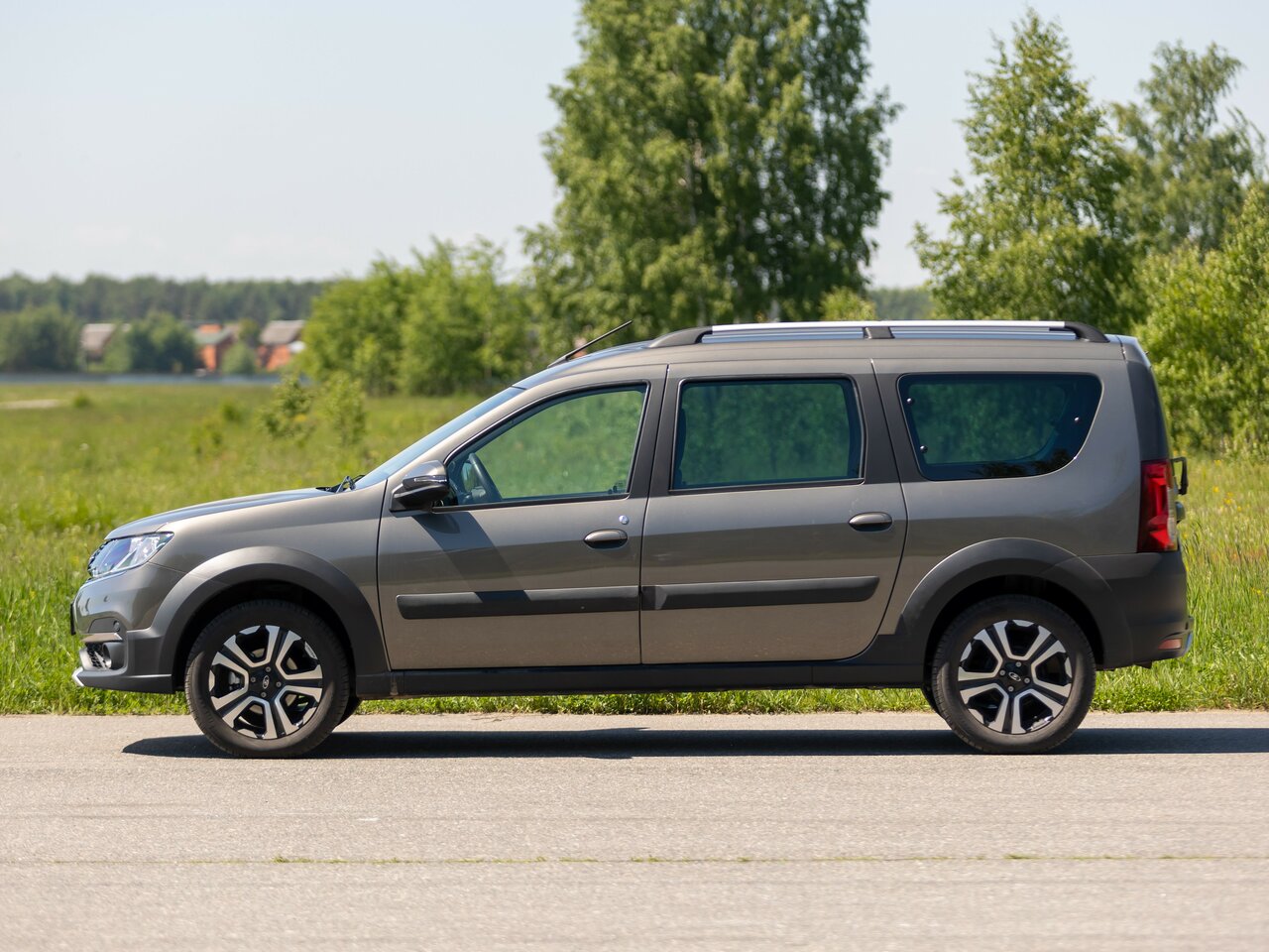 Сравнение Skoda Elroq и Lada (ВАЗ) Largus Cross по характеристикам ...