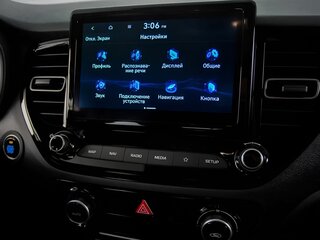 Навигационная система с 8'' экраном, интеграцией со смартфонами Apple CarPlay/Android Auto