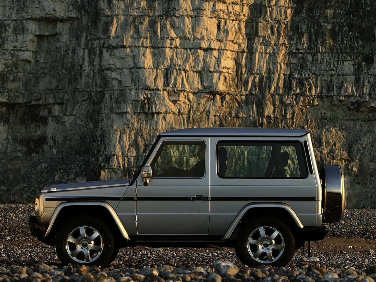 Сравнение Mercedes-Benz G-Класс 320 и Renault Rafale по характеристикам ...