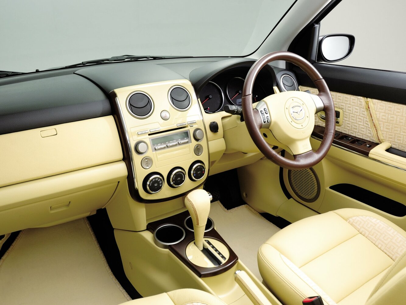 Mazda Verisa, вид 3