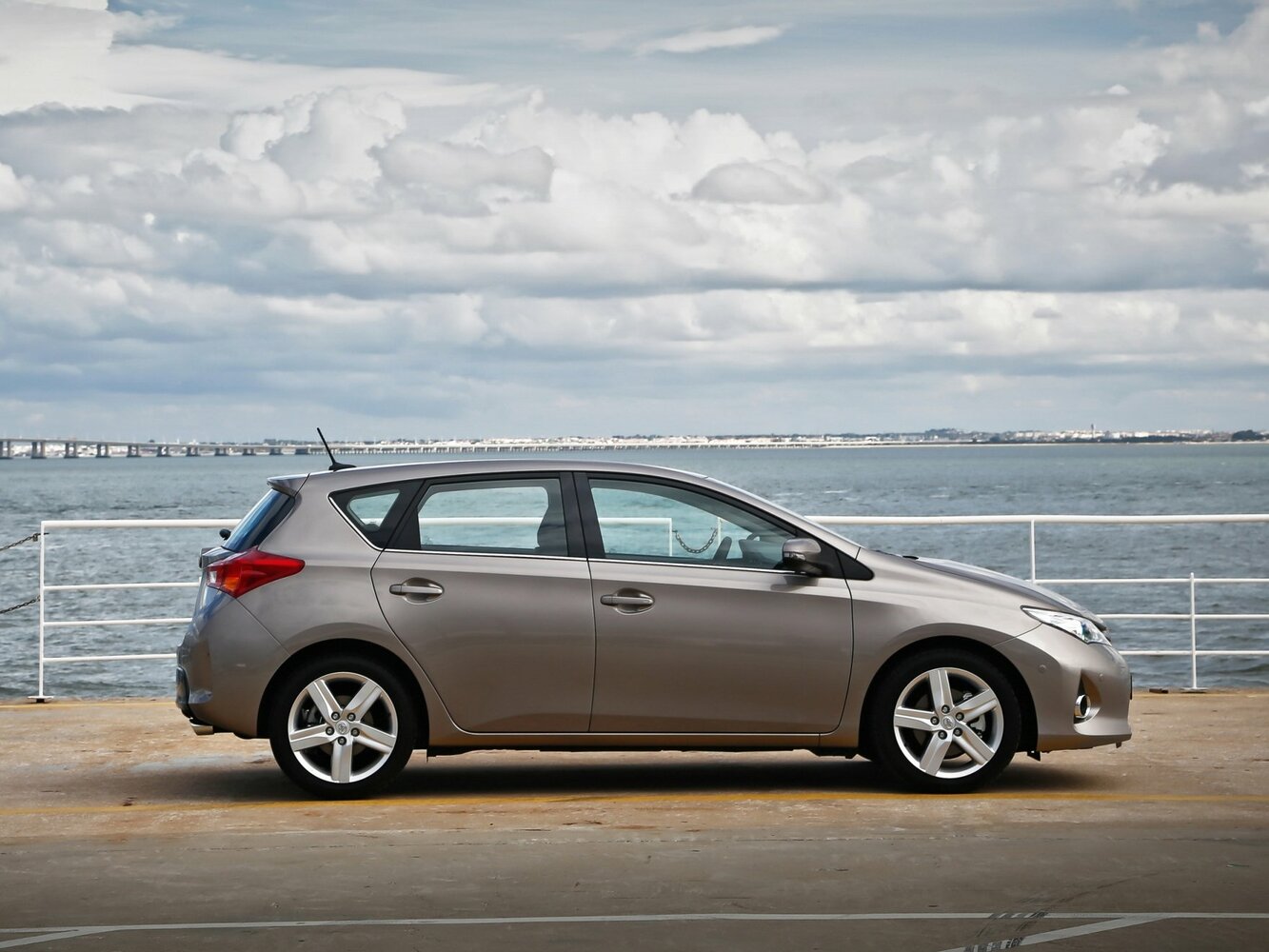 Toyota Auris, вид 2