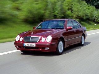 1999 Mercedes-Benz E-Класс 240 II (W210, S210) Рестайлинг, чёрный, 500000 рублей, вид 1