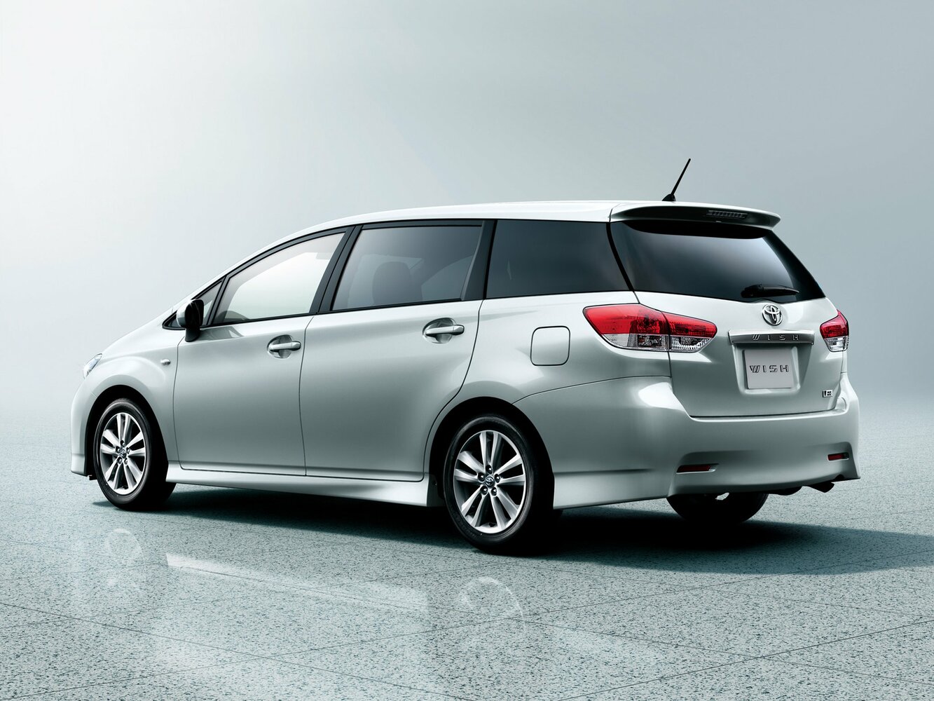 Toyota Wish, вид 2