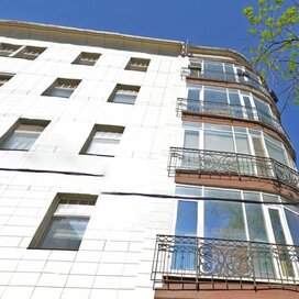 Купить квартиру в доме с французскими окнами в Москве и МО - изображение 1