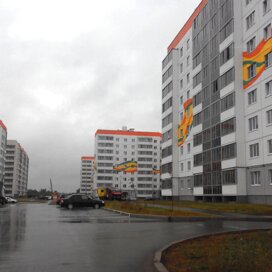 Купить двухкомнатную квартиру с высокими потолками в микрорайоне «Ивушки» в Великом Новгороде - изображение 1