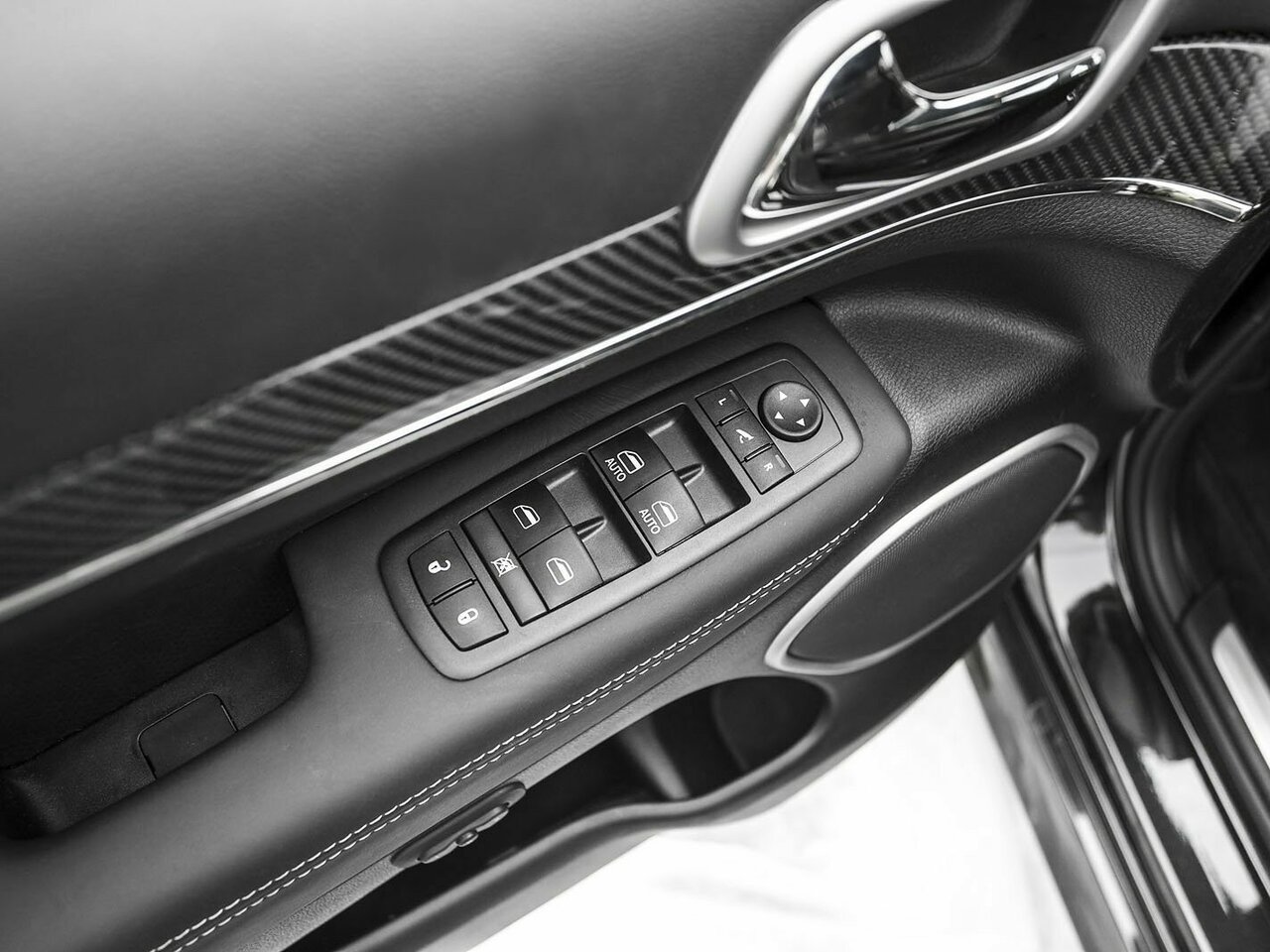 Сравнение Jeep Grand Cherokee SRT и Sollers ST6 по характеристикам ...