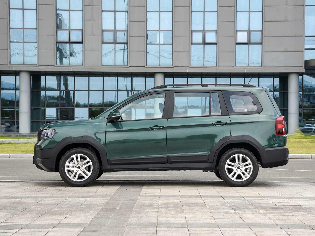 Сравнение Geely Galaxy Starship 7 и SWM Tiger по характеристикам ...
