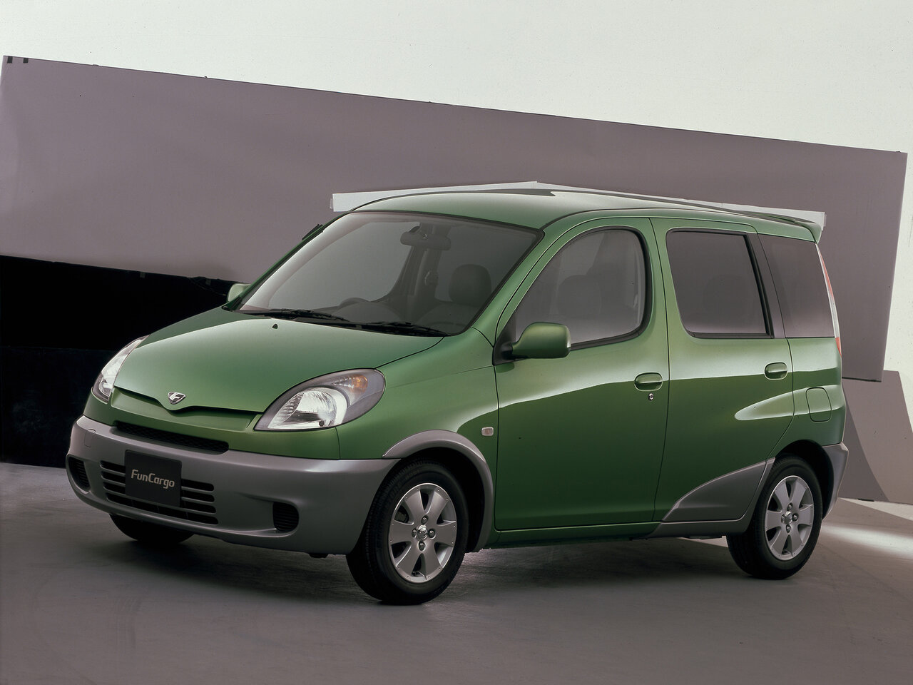 Toyota FunCargo Основной вид