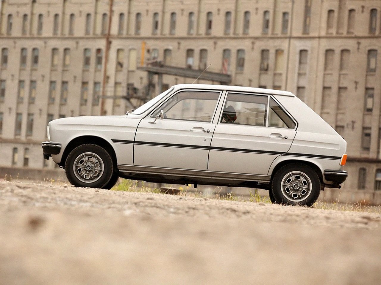 Сравнение iCar 03 501 км и Peugeot 104 по характеристикам, стоимости ...