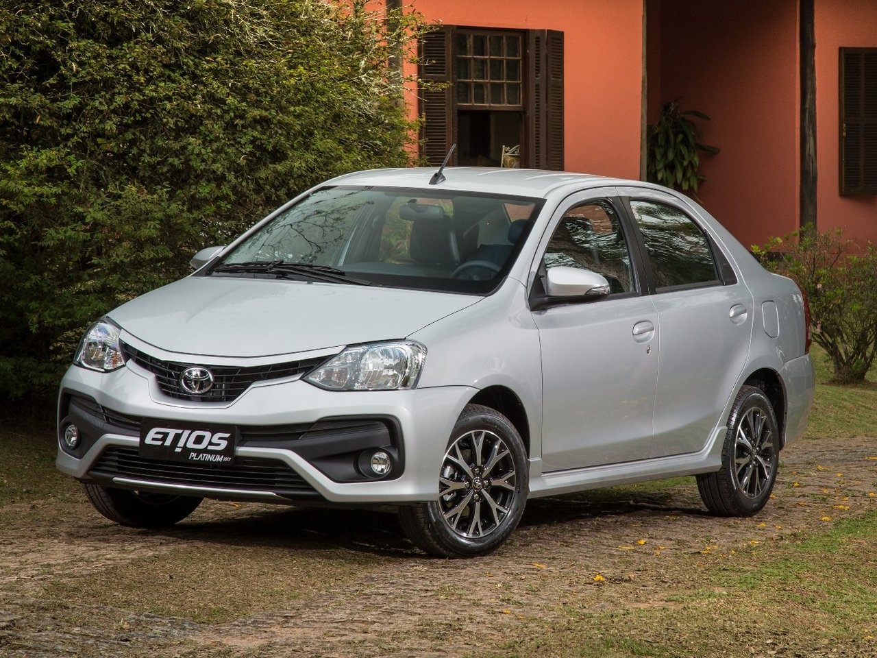 Toyota Etios Sedan обзор модели технические характеристики отзывы