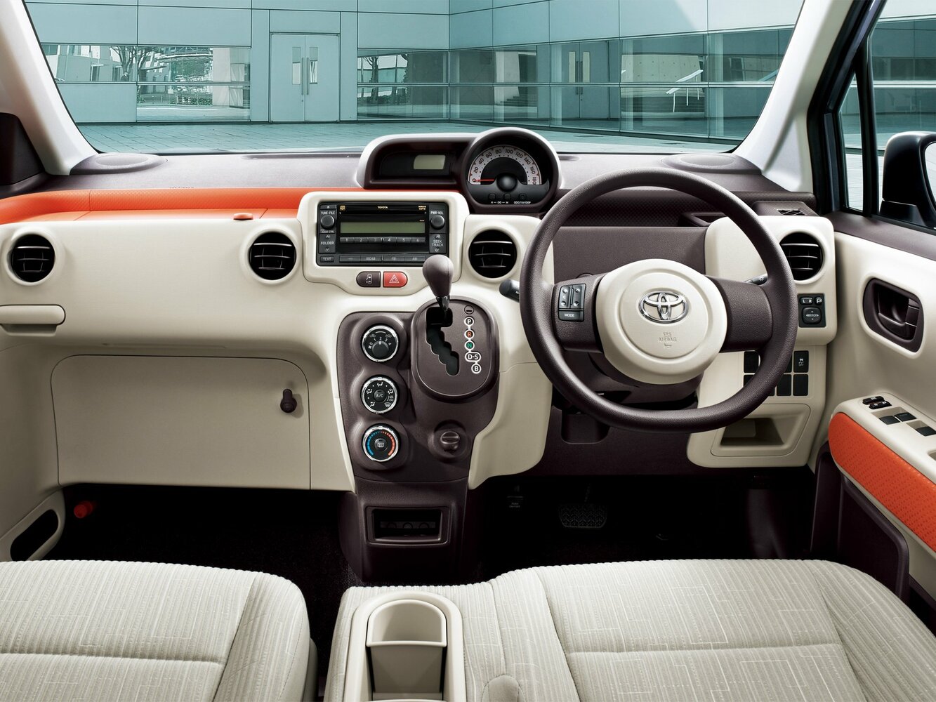 Toyota Spade, вид 3