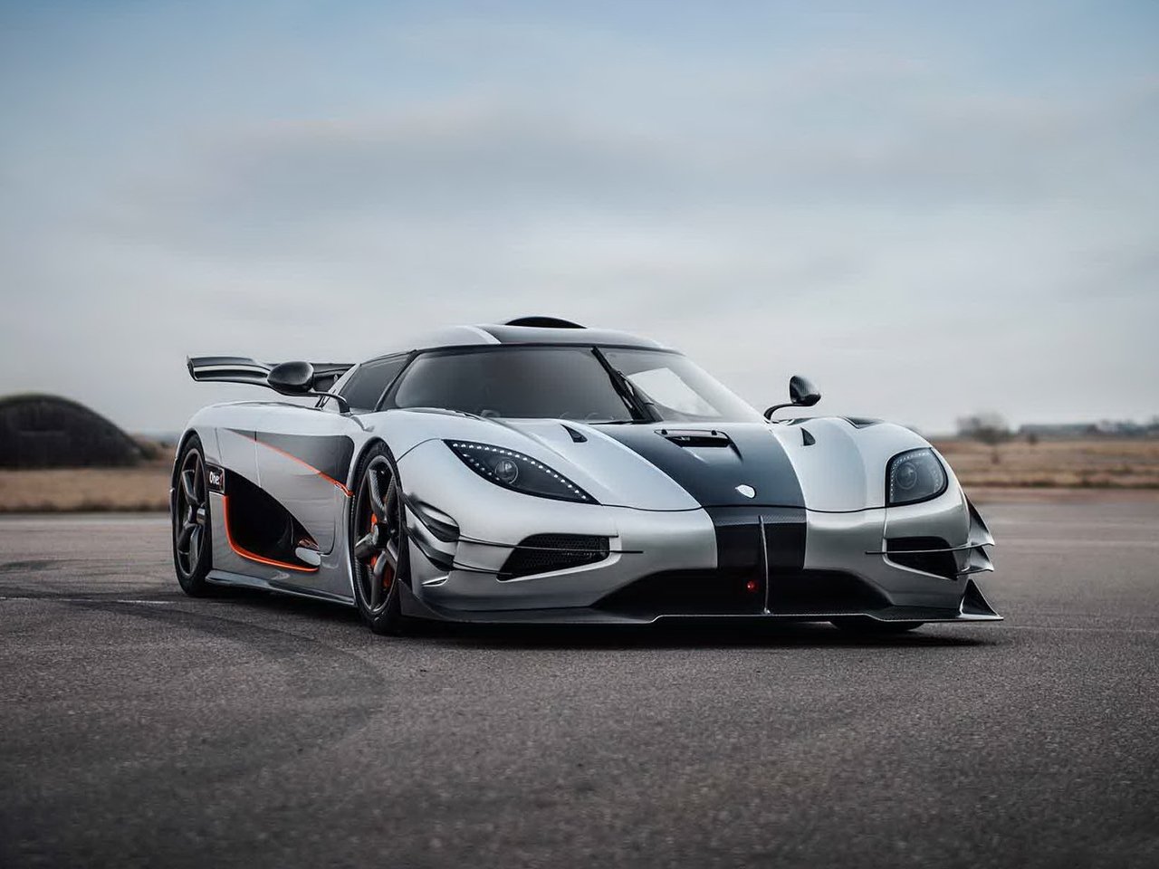 Сравнение Koenigsegg One:1 и W Motors Fenyr Supersport по ...