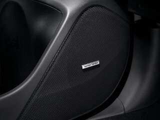 Мультимедиа-система с дисплеем 8,0", премиальной аудиосистемой Harman Kardon с усилителем мощности, сабвуфером и 8 динамиками
