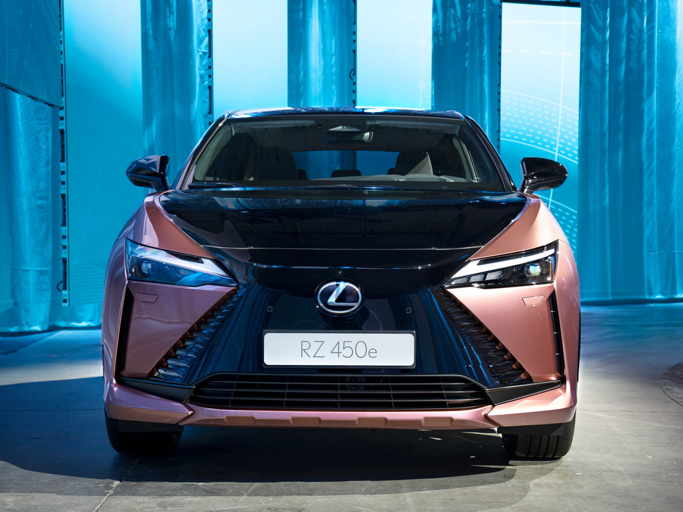 Lexus RZ, вид 3