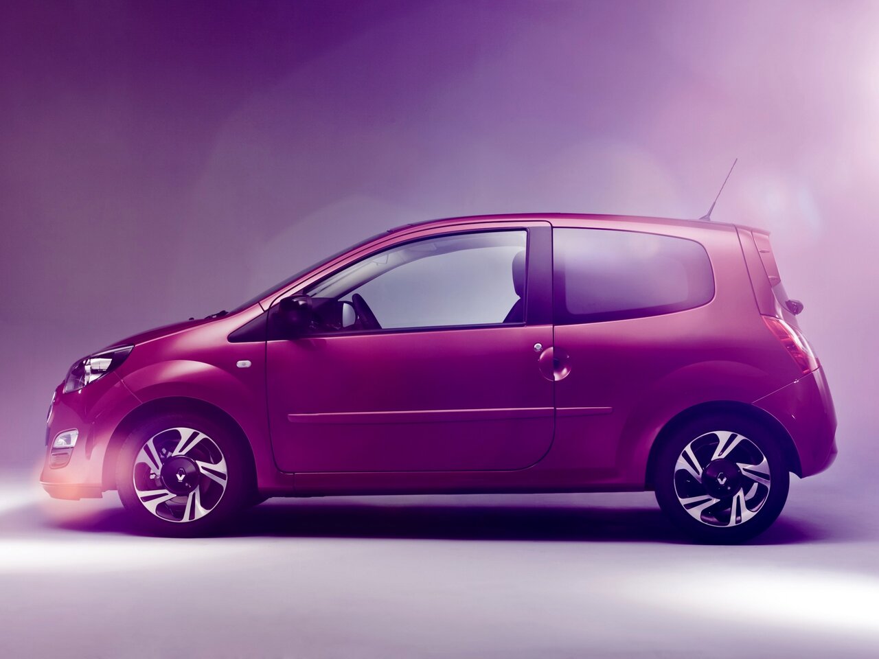 Сравнение Citroen Basalt и Renault Twingo RS по характеристикам ...