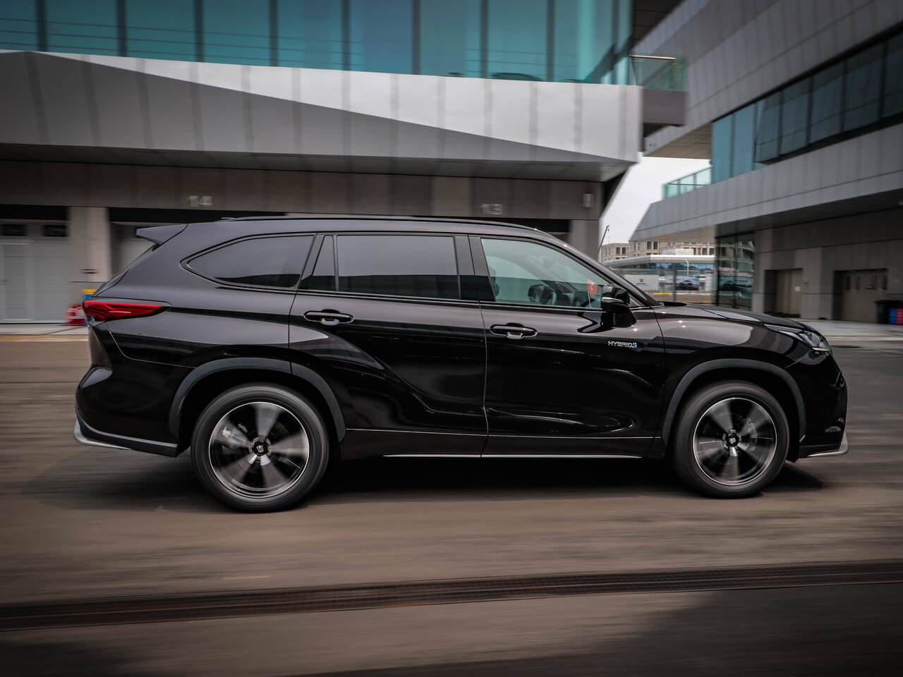 Сравнение Mercedes-Benz E-Класс 180 и Toyota Crown Kluger по ...