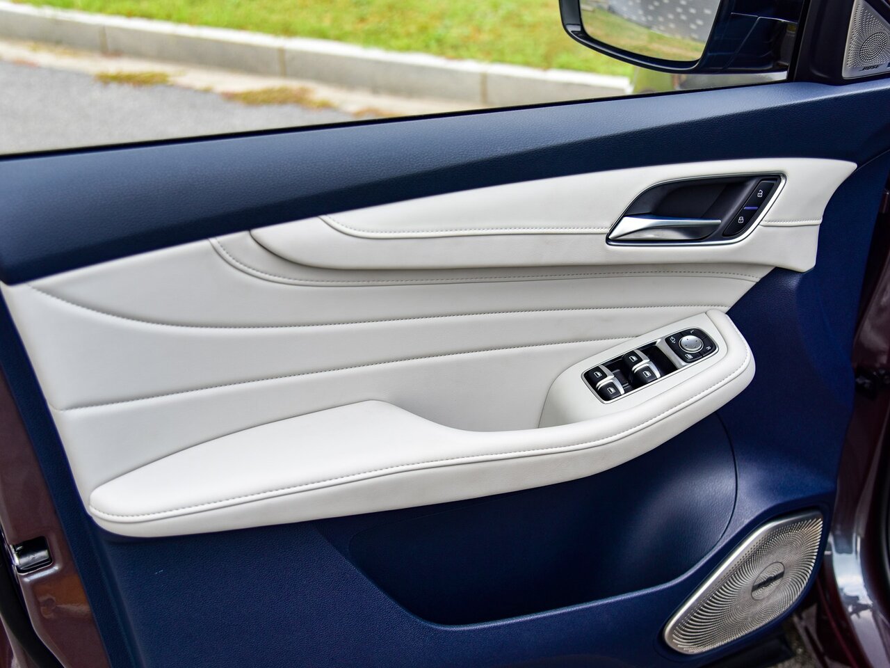 Сравнение Mercedes-Benz CLS AMG 55 AMG и MG Pilot по характеристикам ...