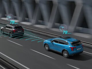 Адаптивный круиз-контроль ACC с функцией движения на малых скоростях LSF, системой предупреждения о столкновении FCW, функцией автоматического торможения AEB и системой распознавания знаков/пешеходов/велосипедистов TSR