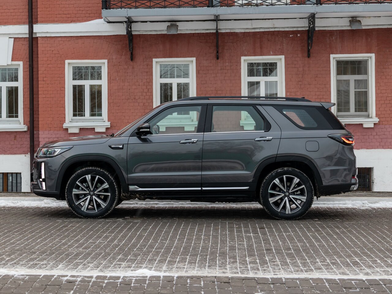 Сбоку