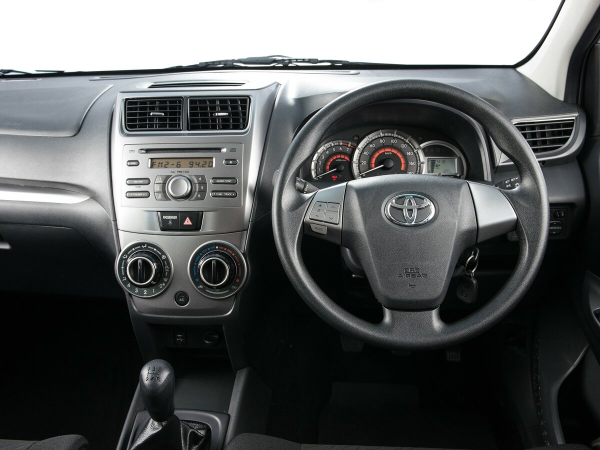 Toyota Avanza II Рестайлинг, Минивэн: фото поколения