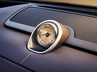 Аналоговые часы Hongqi на передней панели
