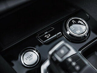 Система интеллектуального привода Advanced Grip Control Система интеллектуального привода Advanced Grip Control с функцией помощи при спуске с подъема (включая 18" диски с шинами "Грязь и Снег")