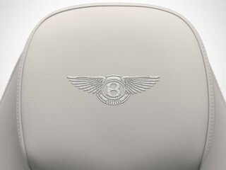 Вышитые на подголовниках эмблемы Bentley