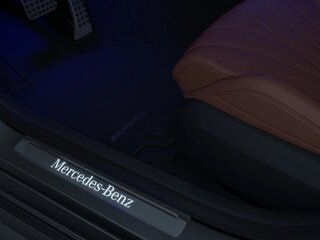 Подсвечиваемые пороги с надписью Mercedes-Benz и AMG