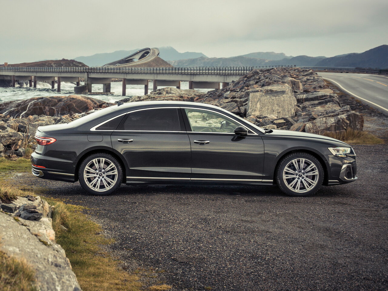 Сравнение Audi A8 Long и Porsche Panamera Turbo E-Hybrid по ...