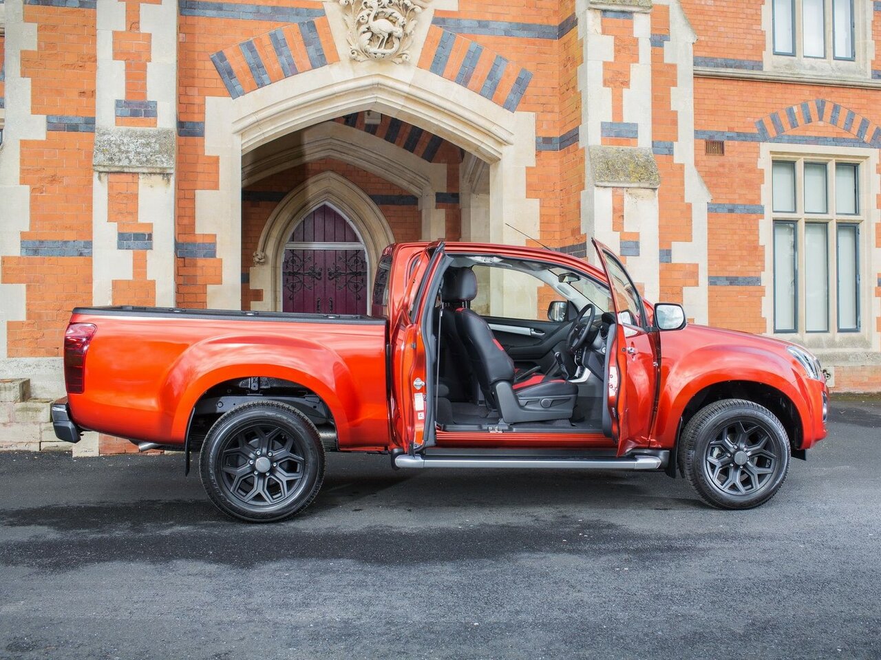 Сравнение Ford Expedition и Isuzu D-Max Arctic Trucks по ...