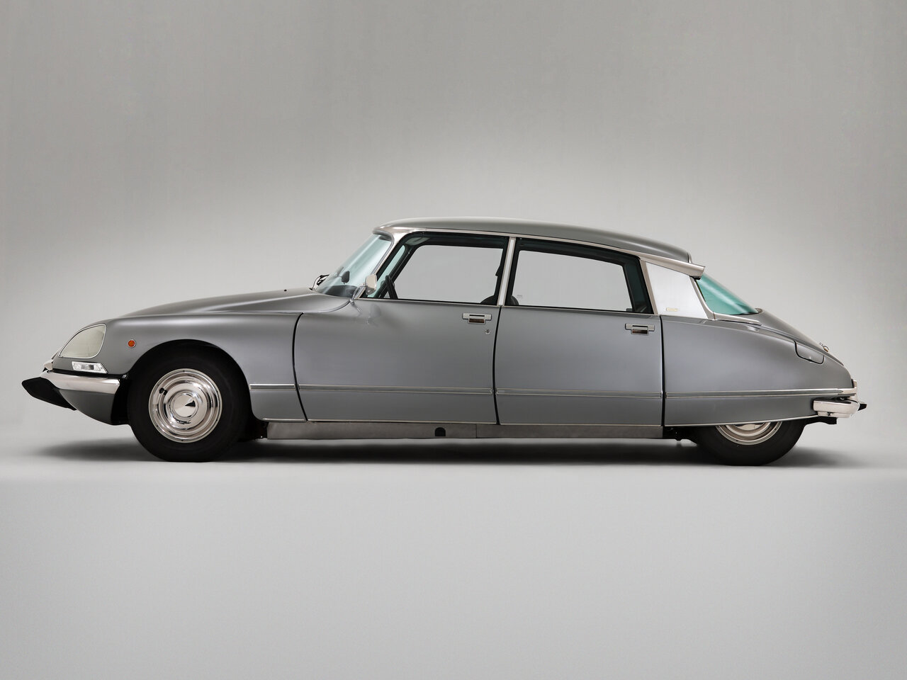 Сравнение Audi SQ6 Sportback etron и Citroen DS по характеристикам