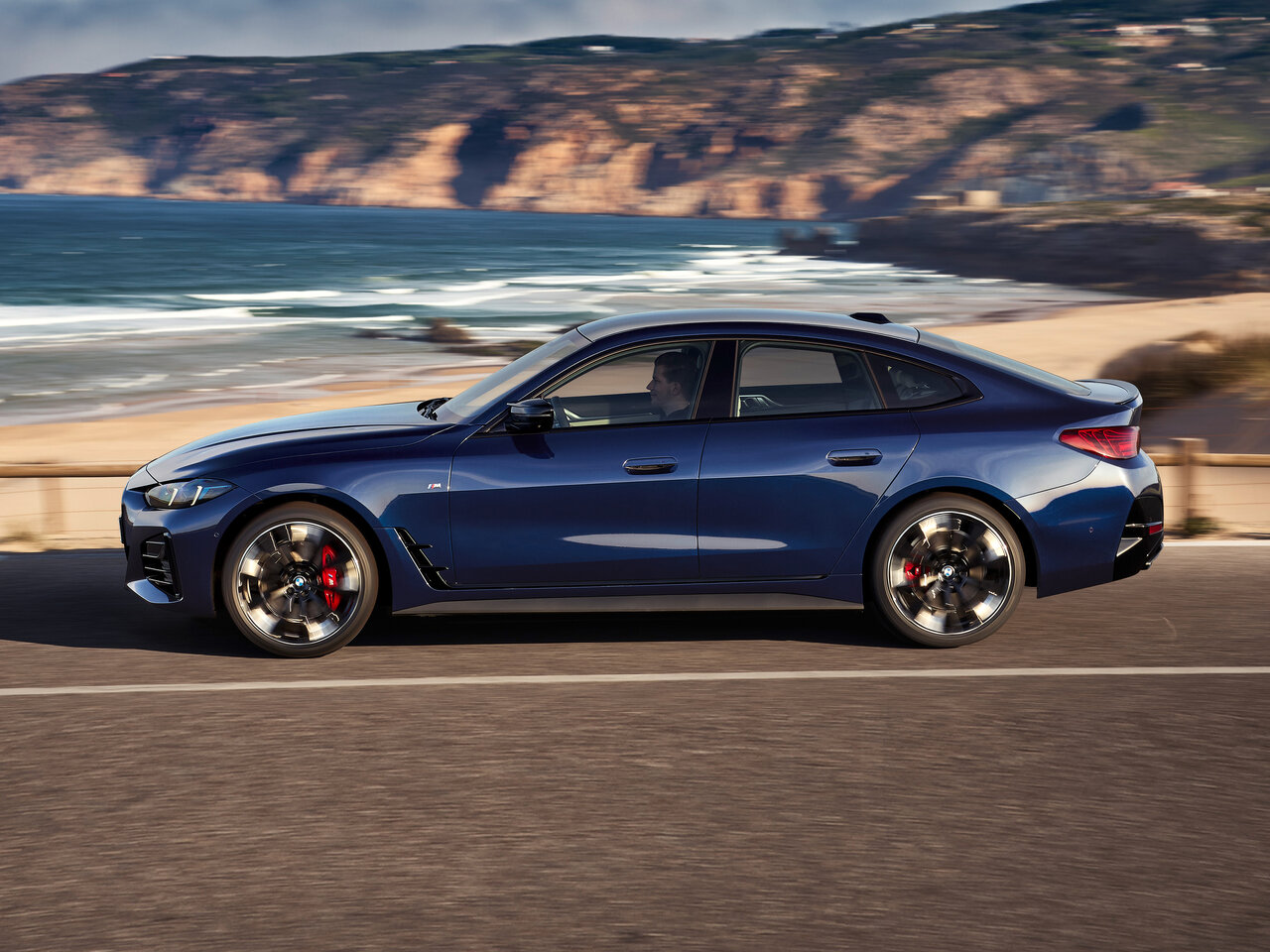 Сравнение BMW 4 серии Gran Coupe и Dacia Bigster по характеристикам ...