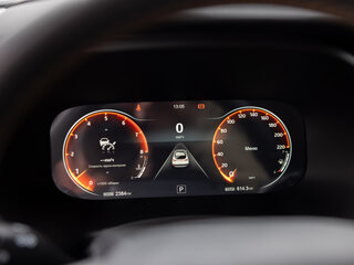 Цифровая панель приборов с цветным экраном диагональю 10,25"