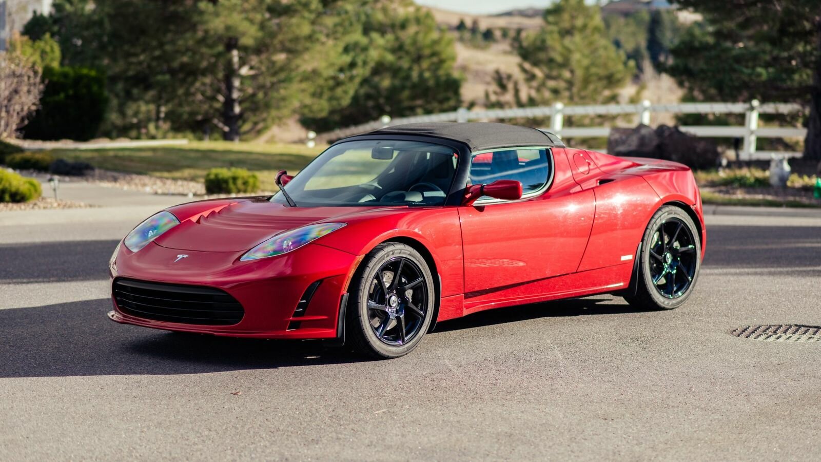 Подержанную Tesla Roadster готовы купить по цене новой Model S
