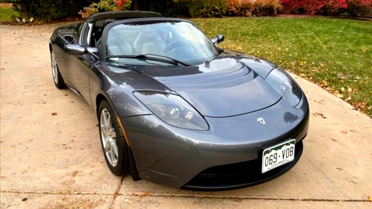 14-летний электрокар Tesla Roadster продали за рекордную сумму