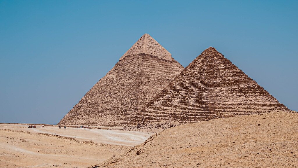С некоторых ракурсов пирамида Хефрена выше пирамиды Хеопса.