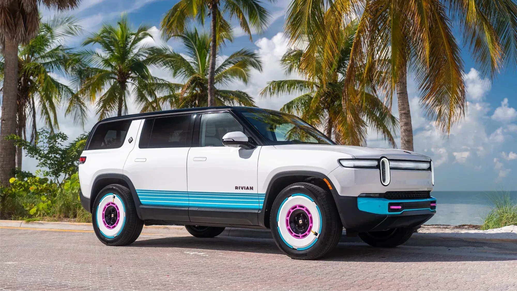 Флагманский электрокроссовер Rivian получил ретроверсию в стиле 80-х