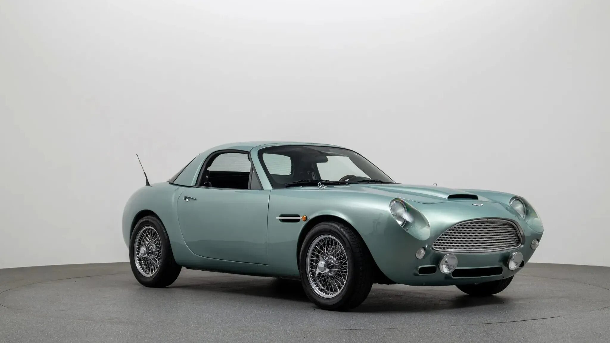Старую Mazda MX-5 стилизовали под Aston Martin и выставили на продажу