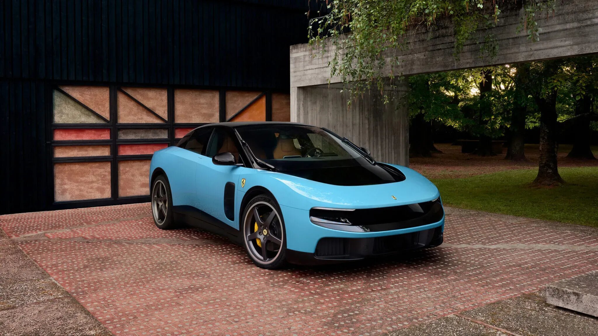 Дебютировал батарейный Ferrari Luce: 1050 сил и дизайн от создателя iPhone