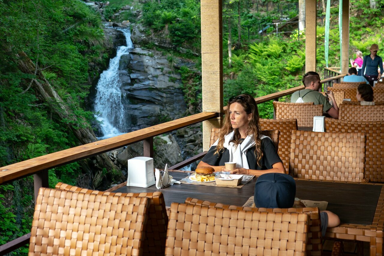 В ресторане «Лес» деревянный интерьер натурального цвета, идеально вписывающийся в окружающий ландшафт.