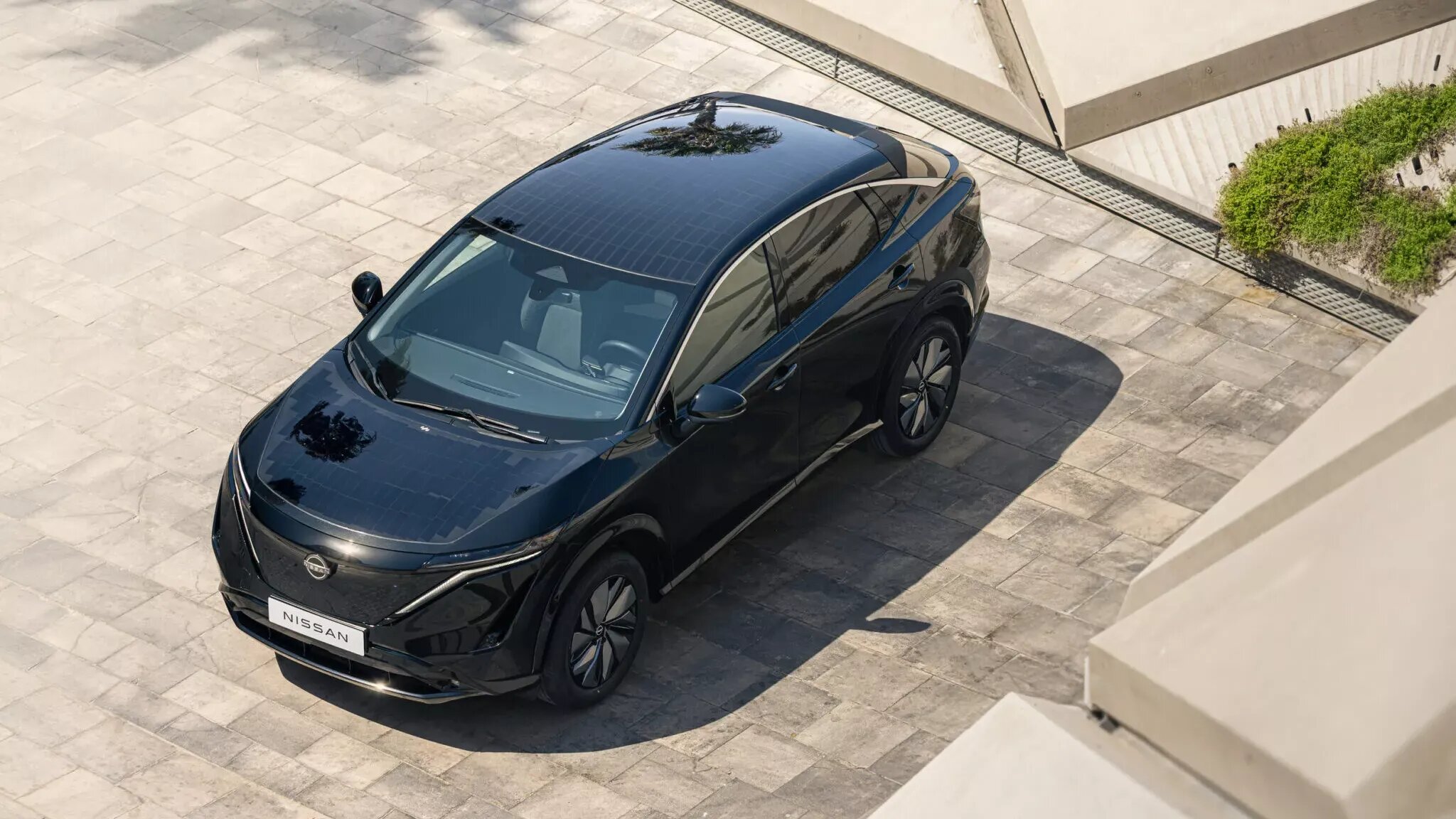Кроссовер Nissan Ariya перевели на солнечную энергию