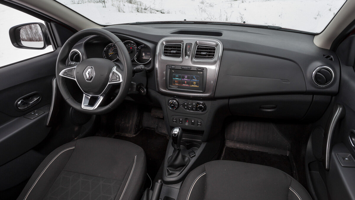 В Renault мягкого пластика нет. Отличительная черта комплектаций City (с вариатором) – глянцевая серая накладка на панель с фактурой под названием Twist. Внизу центральной консоли – кнопки задних стеклоподъёмников.