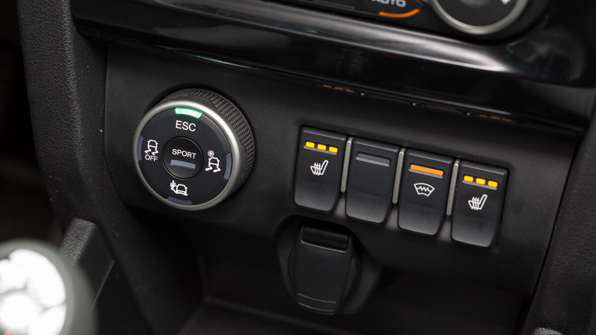 Xray Cross оснащается системой Lada Ride Select и электронной имитацией блокировки межколёсного дифференциала (при помощи тормозов) только начиная с комплектации Comfort – это минимум 834 900 рублей.