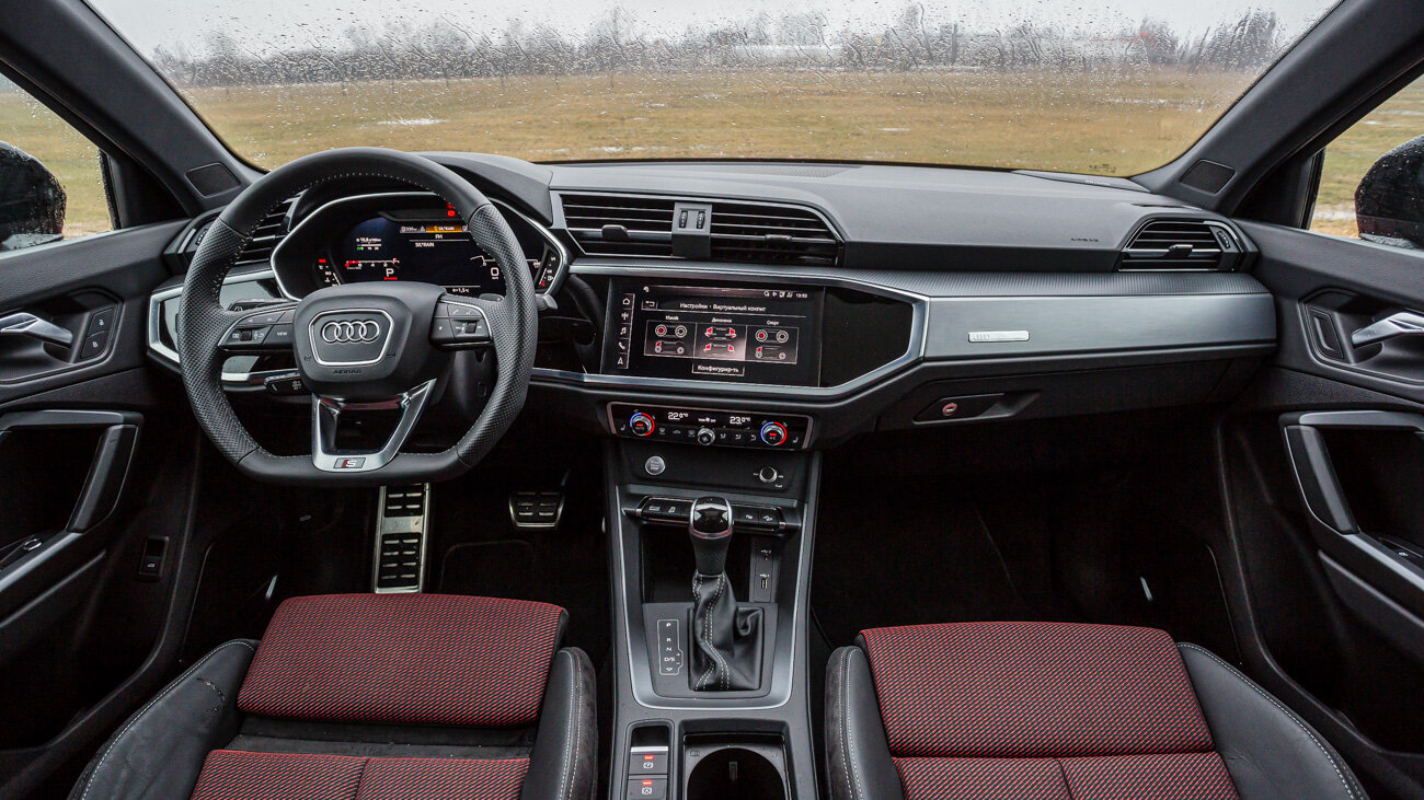 В Audi утверждают, что для Q3 второго поколения доступны 50 разных сочетаний декоративных вставок, обивки сидений и потолка. Кажется, из всей полусотни нам достался самый консервативный вариант. Или самый скучный